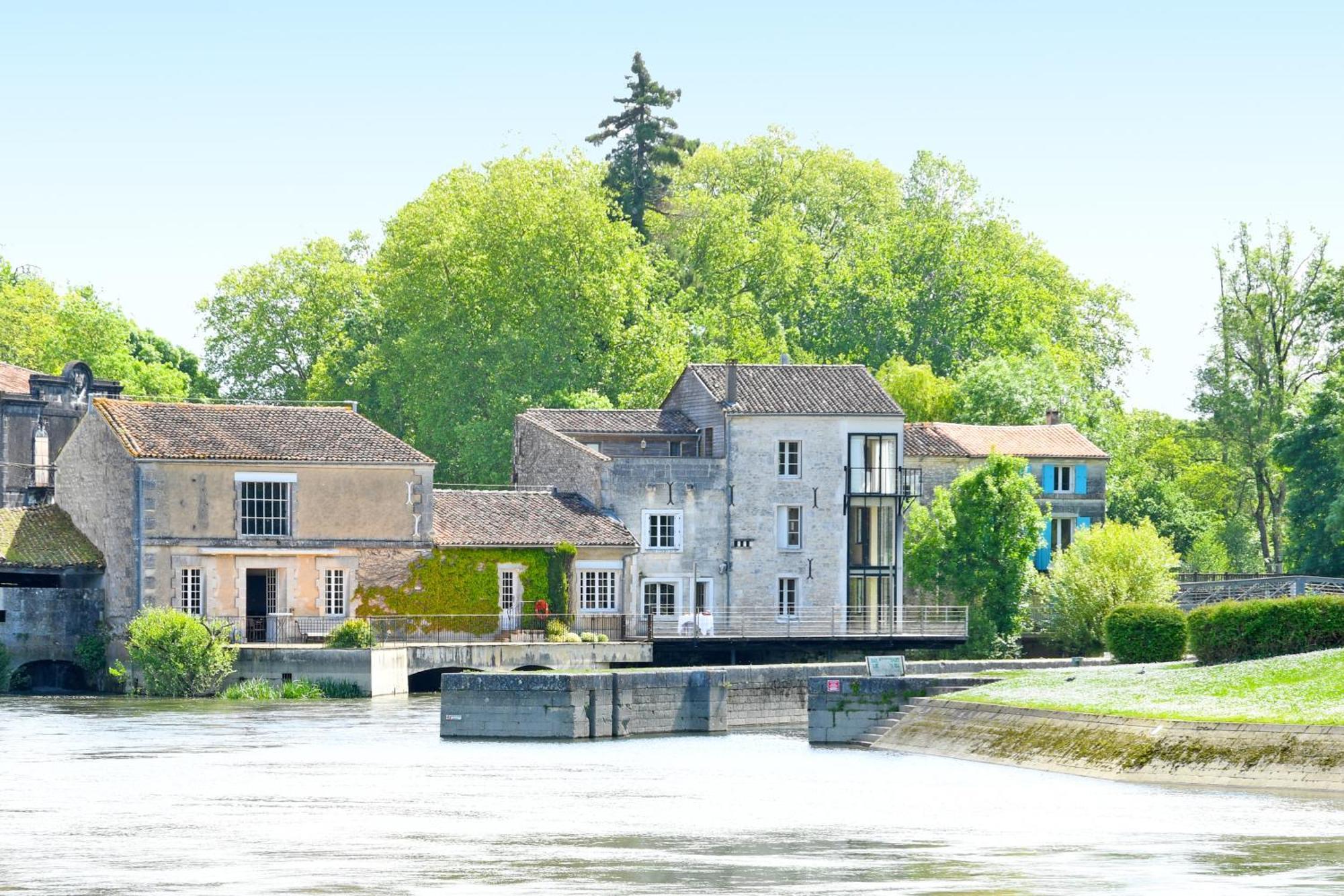 Apartamento Quai 3 Loft Moderne Et Lumineux Les Pieds Dans L'Eau Jarnac Exterior foto