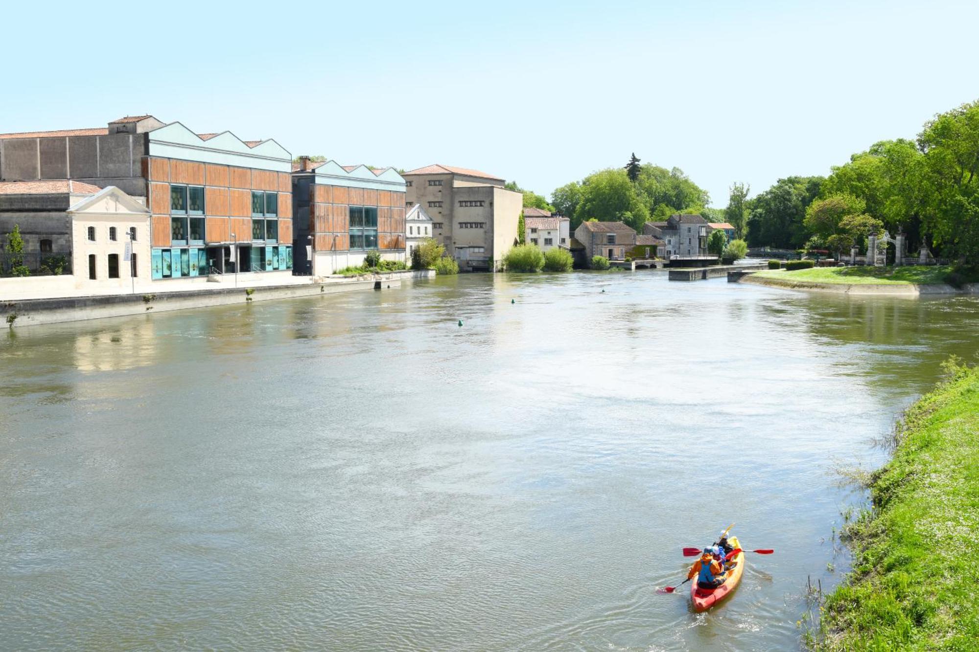 Apartamento Quai 3 Loft Moderne Et Lumineux Les Pieds Dans L'Eau Jarnac Exterior foto